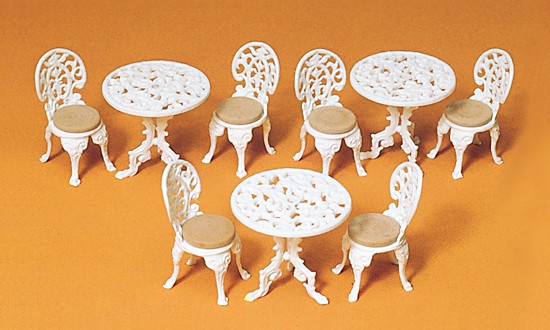 Tische und Stühle