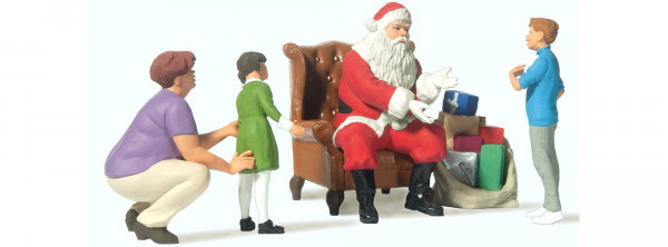 Weihnachtsmann im Sessel und Mutter mit Kindern