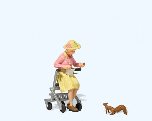 Alte Dame mit Rollator, Eichhörnchen fütternd