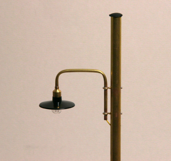 Holzmast, Messing mit Seitenlampe 1-fach