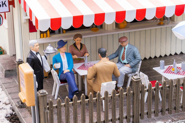 Sitzende Restaurantgäste, 5 Stück