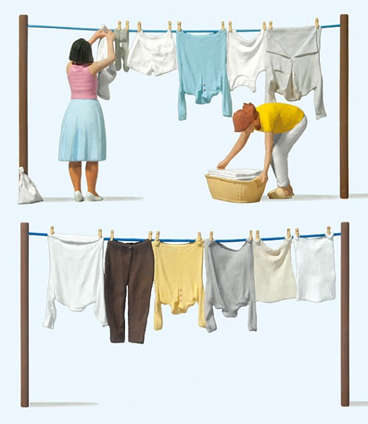 Frauen beim Wäscheaufhängen, 2 Stück