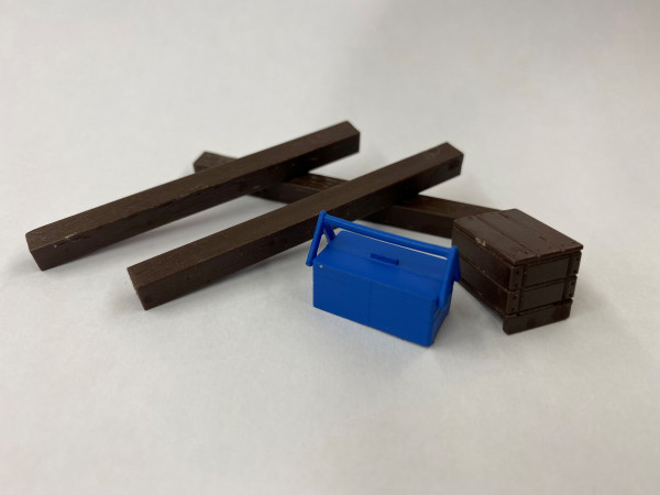 Werkzeugkasten blau, Holzkiste braun, 3x Holzlatte