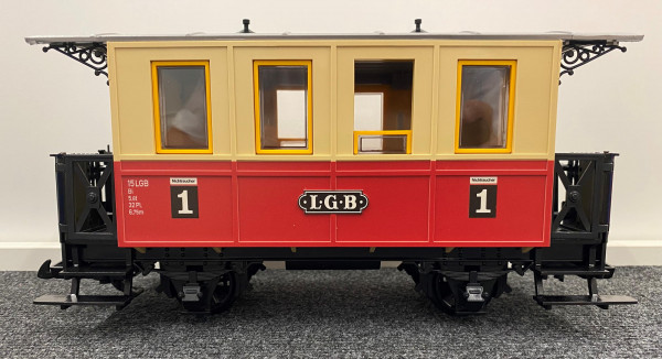 Personenwagen 2-achsig, rot-beige, 1. Klasse